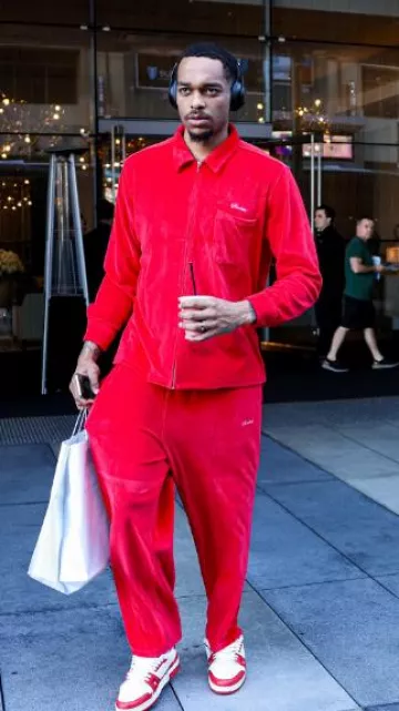 Louis Vuitton White & Red Monogram Canvas LV Trainer Sneakers usadas por Paul Jamaine Washington Jr. en la cuenta de Instagram @dallasmavs