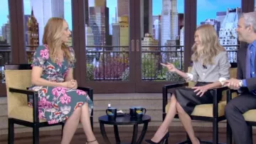 Diane Von Furstenberg Robe mi-longue en crêpe à fleurs Anaba portée par Kim Raver comme on le voit dans LIVE with Kelly and Mark le 22 avril 2024