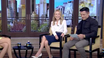Chaqueta de camionero de sarga neotérica Theory River Stretch usada por Mark Consuelos como se vio en VIVO con Kelly y Mark el 23 de abril de 2024