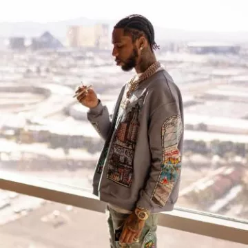 Sudadera de vidrieras gris de la guerra de Nueva York de Who Decides usada por Key Glock en la cuenta de Instagram @keyglock