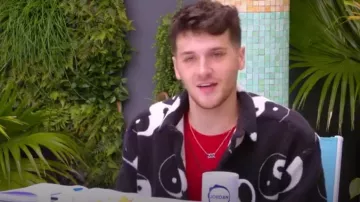 Asos Design Chemise Borg surdimensionnée en Yin Yang Print-Black portée par Jordan Staff comme on le voit dans The Circle (S06E07)