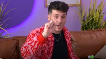 Blouson aviateur Borg surdimensionné Asos Design à imprimé graphique porté par Jordan Staff comme on le voit dans The Circle (S06E08)