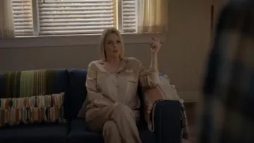 Olivia Von Halle Coco Conjunto de pijama de seda y satén usado por Lexi (Lauren Ash) como se ve en Not Dead Yet (T02E10)
