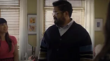 Ps by Paul Smith Cárdigan a rayas negras usado por Dennis (Josh Banday) como se ve en Not Dead Yet (T02E10)