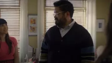 Ps par Paul Smith Cardigan rayé noir porté par Dennis (Josh Banday) comme on le voit dans Not Dead Yet (S02E10)