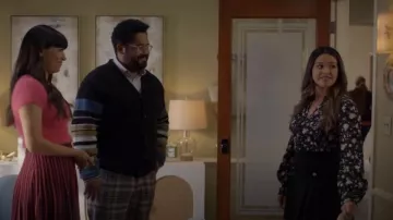 Jupe plissée en tweed Sandro Katyna portée par Nell Serrano (Gina Rodriguez) comme on le voit dans Not Dead Yet (S02E10)