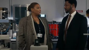 Golden Goose Double boutonnage peint à la main Chevron laine Trench Coat porté par Robyn McCall (Queen Latifah) comme on le voit dans The Equalizer (S04E06)