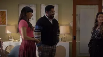 Falda midi de rayas azules Kimchi usada por Sam (Hannah Simone) como se ve en Not Dead Yet (T02E10)