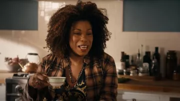 Veste militaire Taylor de Free People portée par Viola 'Vi' Marsette (Lorraine Toussaint) telle qu’on la voit dans The Equalizer (S04E06)