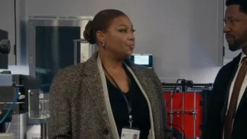 Ottolinger Drip Motive boucles d’oreilles portées par Robyn McCall (Queen Latifah) comme on le voit dans The Equalizer (S04E06)