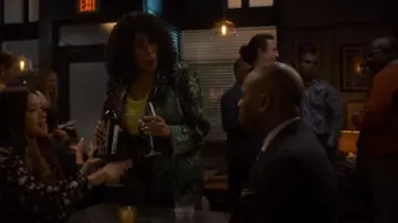 Blazer cachemire à un bouton Kobi Halperin porté par Cricket (Angela E. Gibbs) comme on le voit dans Not Dead Yet (S02E10)