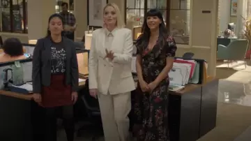 Robe Saloni Lea en efflorescence portée par Sam (Hannah Simone) comme on le voit dans Not Dead Yet (S02E10)