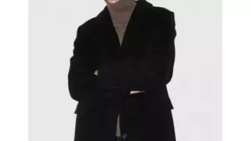 Manteau long en laine noire de Rebecca Godfrey (Riley Keough) dans Sous le pont (S01E01)