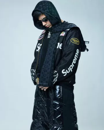 Bufanda Louis Vuitton Negro y Gris Oscuro 'Monogram Classic' usada por Duki en la cuenta de Instagram @duki