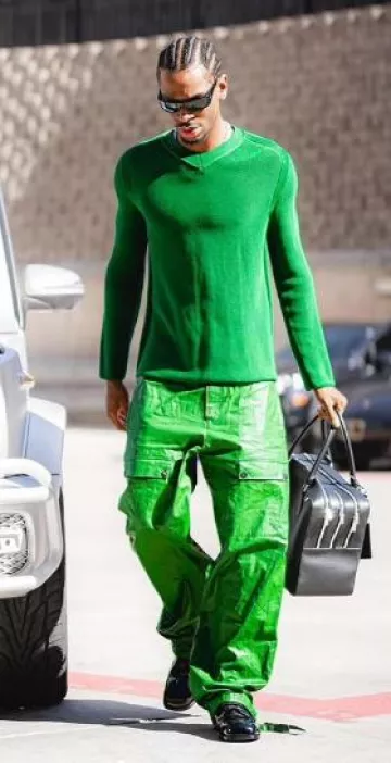 Bolso de mano de cuero negro con triple cremallera Ferragamo usado por Shai Gilgeous-Alexander en la cuenta de Instagram @leaguefits