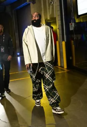 Louis Vuitton x Tyler The Creator Brown Suede 'LV Trainer' Sneakers usadas por James Harden en la cuenta de Instagram @nbafashionfits