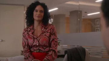 Ceinture Sandro Adelia portée par Francey (Rosa Arredondo) comme on le voit dans So Help Me Todd (S02E07)