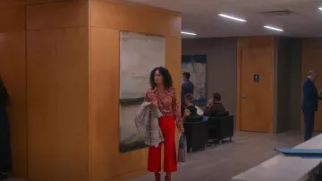 Pantalon large Sandro Instinct Swiss à pois porté par Francey (Rosa Arredondo) dans So Help Me Todd (S02E07)