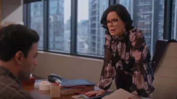 Chemisier Ted Baker Theera porté par Margaret (Marcia Gay Harden) comme on le voit dans So Help Me Todd (S02E07)