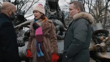 Stand Studio Camille Cocoon Coat porté par Elsbeth Tascioni (Carrie Preston) comme on le voit dans Elsbeth (S01E06)