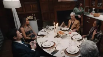 Alice + Olivia Amal débardeur orné d’un bandeau porté par Maxine (Michael Washington) comme on le voit dans Elsbeth (S01E06)