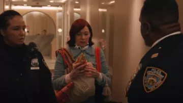 Bolso de punto Gerard Darel Marilyn Cable usado por Elsbeth Tascioni (Carrie Preston) como se ve en Elsbeth (T01E06)