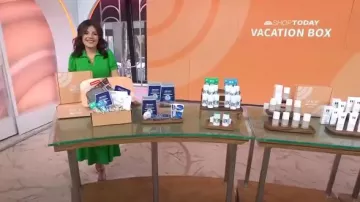 DKNY Robe trapèze à col pointu à nouer à la taille en vert pomme portée par Adrianna Barrionuevo Brach comme on le voit dans Aujourd’hui le 25 avril 2024