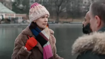 Écharpe à rayures ultrafines Echo portée par Elsbeth Tascioni (Carrie Preston) comme on le voit dans Elsbeth (S01E06)