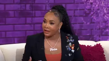 Blazer à fleurs à paillettes Cinq a Sept Cheyenne porté par Vivica A. Fox comme on le voit dans Today with Hoda & Jenna le 25 avril 2024