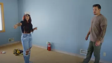 American Eagle AE Strigid Déchiré Taille Haute Baggy Jean Droit porté par Chelsea Houska comme on le voit dans Down Home Fab (S02E05)