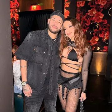 Vaqueros rectos Amiri Faded Black 'Flower Crystal' que lleva Neymar en la cuenta de Instagram @neymarjr