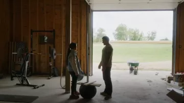 Zapatillas UGG Tazz con costuras en contraste usadas por Chelsea Houska como se ve en Down Home Fab (S02E05)