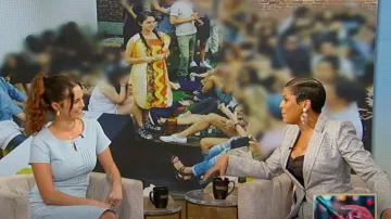 Alexander McQueen Metallic Peak Shoulder Blazer porté par Tamron Hall tel qu’on le voit dans Tamron Hall Show le 23 avril 2024