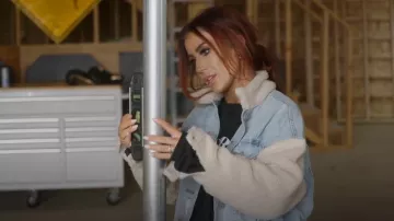 Veste d’hiver en denim à manches sherpa et col American Eagle pour femme portée par Chelsea Houska comme on le voit dans Down Home Fab (S02E05)