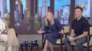 Robe mi-longue en crêpe ceinturée aux coudes Chloe portée par Kelly Ripa comme on le voit dans LIVE with Kelly and Mark le 26 avril 2024