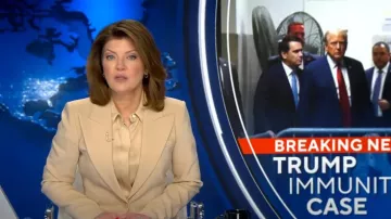 Blazer de lana crepé con solapa ancha de Michael Kors usado por Norah O'Donnell visto en CBS Evening News el 25 de abril de 2024