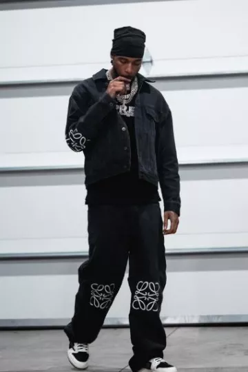 Chaqueta vaquera negra con anagrama y codo Loewe usada por Key Glock en la cuenta de Instagram @keyglock