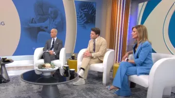 Pantalon Smythe Mid-Rise Stretch Bootcut porté par Natalie Morales tel qu’on le voit dans CBS Mornings le 26 avril 2024
