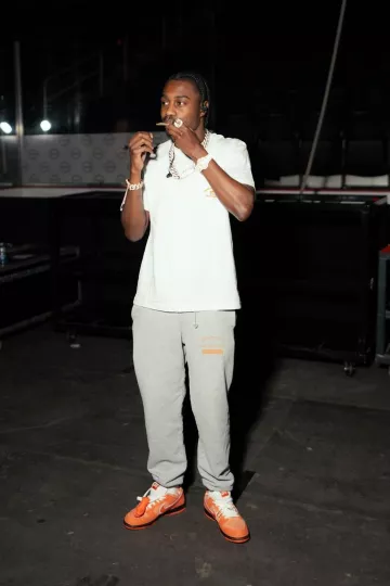 Pantalon de survêtement gris et orange porté par Lil Tjay sur le compte Instagram @liltjay