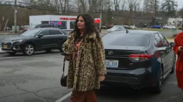 Abrigo de A.P.C. Dolly usado por Lola Rahaii (Natasha Behnam) como se ve en Las chicas en el autobús (T01E08)