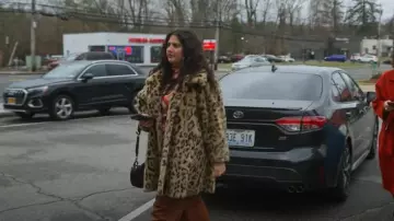 Abrigo de A.P.C. Dolly usado por Lola Rahaii (Natasha Behnam) como se ve en Las chicas en el autobús (T01E08)