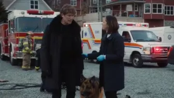 Abrigo de plumas de ganso de Aritzia usado por Sarah Truong (Mayko Nguyen) como se ve en Hudson & Rex (T06E15)