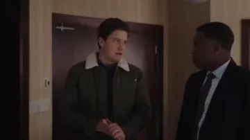 Chaqueta Topman Sherpa usada por Jesse Mills (Justin Kelly) como se ve en Hudson & Rex (T06E15)