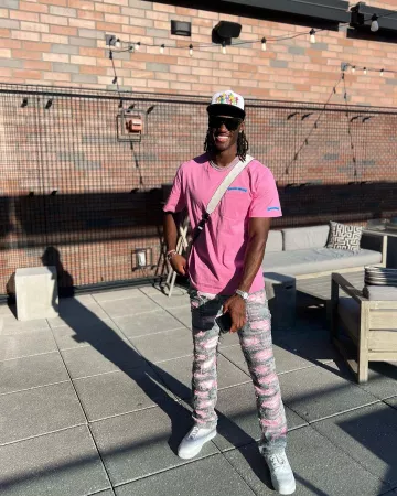 Camiseta con logotipo de pergamino rosa y azul neón Chrome Hearts usada por Marvin Harrison Jr. en la cuenta de Instagram @marvinharrisonjr