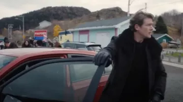 Veste Reiss en peau de mouton portée par Charlie Hudson (John Reardon) comme on le voit dans Hudson & Rex (S06E15)