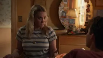 Rag & Bone The Slub Cot­ton Striped Tee worn by Mandy McAllister (Emily Osment) as seen in Young Sheldon (S07E09)