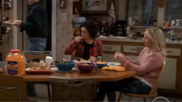 Michael Kors Vaqueros recortados con estampado floral en tallas regulares y pequeñas usados por Becky Conner-Healy (Lecy Goranson) como se ve en The Conners (T06E09)