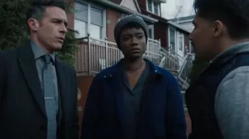 Abrigo utilitario de teoría usado por la agente especial Tiffany Wallace (Katherine Renee Turner) como se ve en FBI (T06E10)
