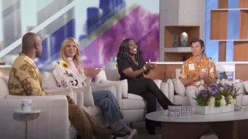 Mother The Duster Skimp Cuffed Straight Leg Jeans usado por Amanda Kloots como se vio en The Talk el 25 de abril de 2024