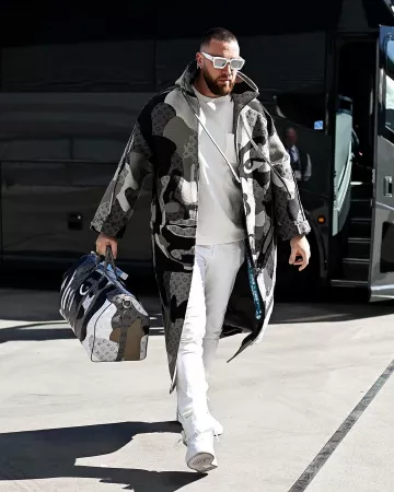 Bolso Louis Vuitton Brown Portrait Patchwork Keepall 55 usado por Travis Kelce en la cuenta de Instagram @blitzfits
